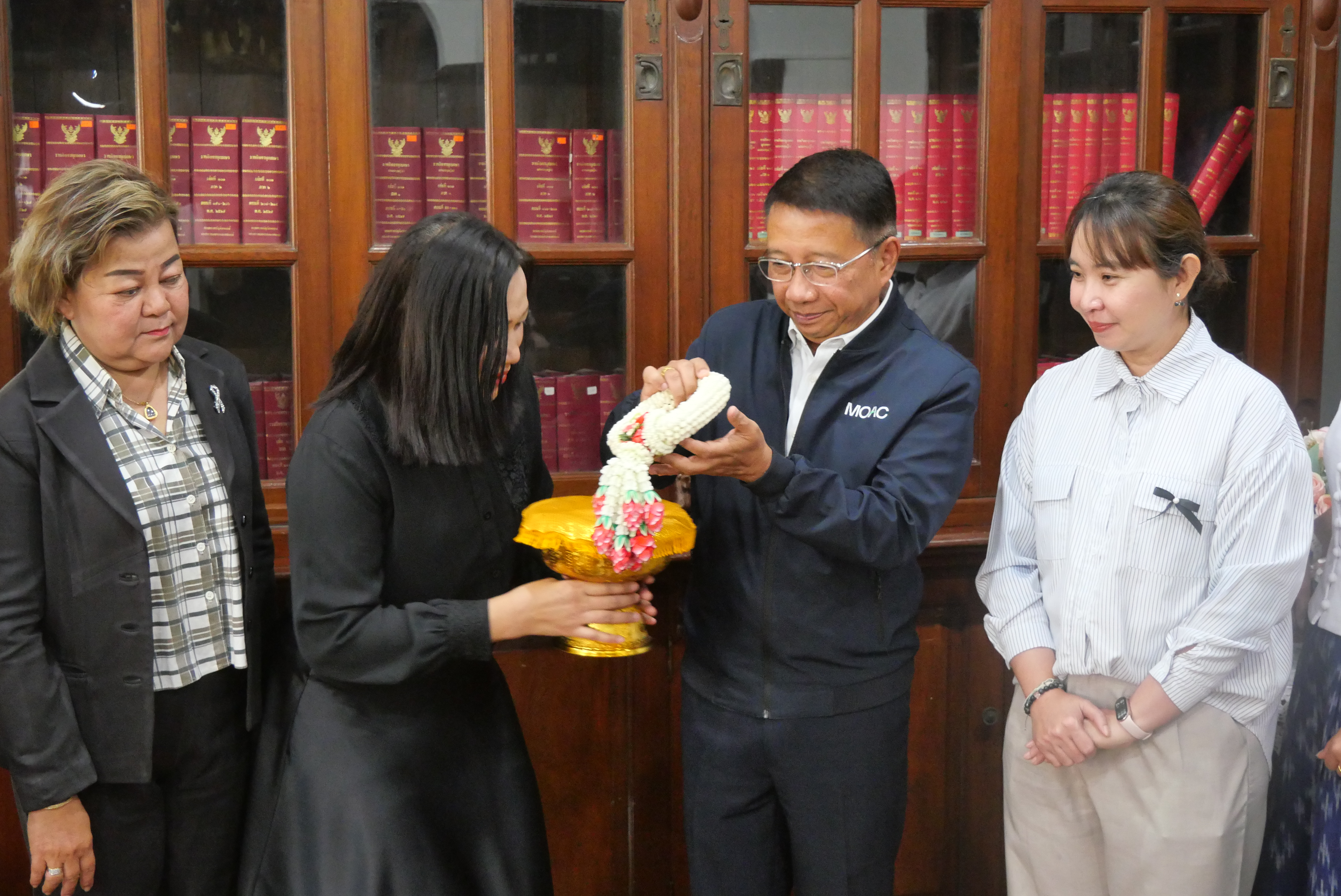 title - สำนักบริหารกลาง ส.ป.ก. ร่วมแสดงความยินดี และสวัสดีปีใหม่ อธิบดีกรมตรวจบัญชีสหกรณ์ พร้อมรับพรต้อนรับปีใหม่ 2569